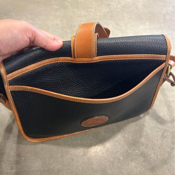 Vintage DOONEY & BOURKE bag. Unique closure. Brass hardware. True navy/brown. - Picture 9 of 10